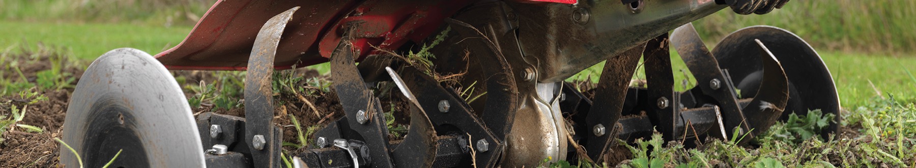 Motocultivador Honda a trabalhar a terra