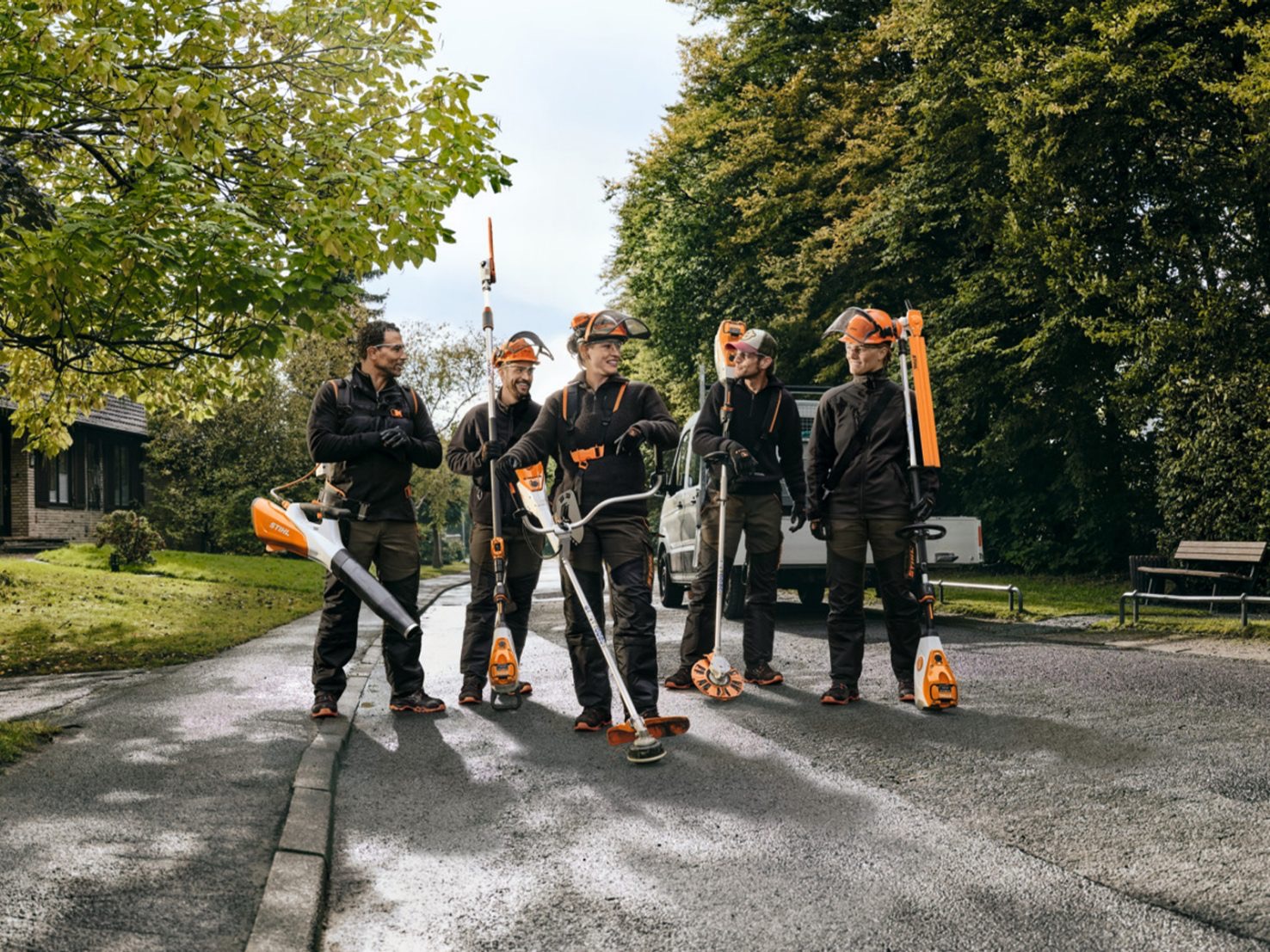 Profissionais com equipamento STIHL a bateria prontos para trabalhar
